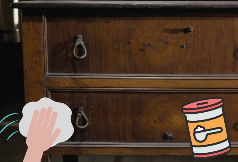 Le truc du bicarbonate de soude pour nettoyer un meuble en bois
