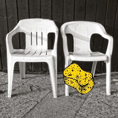 Nettoyer et blanchir les chaises et mobilier de jardin blanc avec du bicarbonate de soude