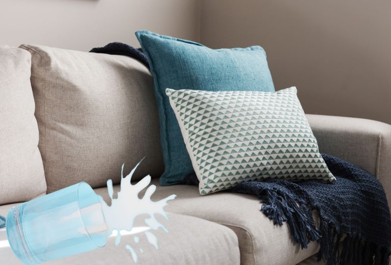 Trucs et astuces pour enlever une tache de lait sur un canapé en tissu