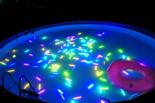 des glow stick dans la piscine