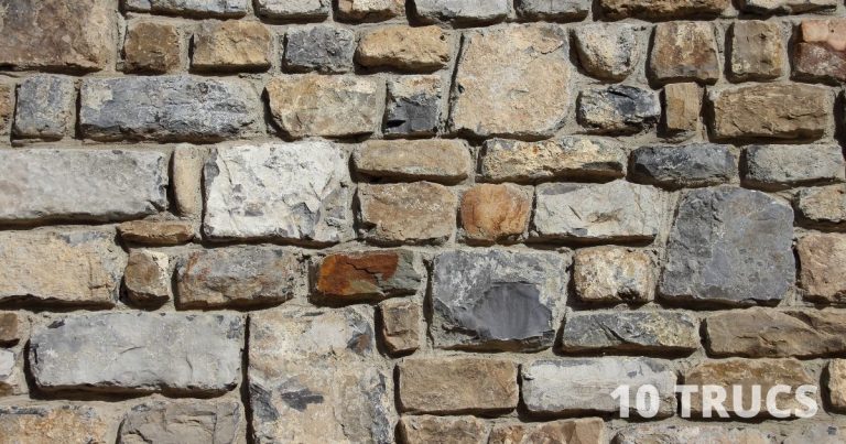Comment nettoyer un mur de pierres extérieur?