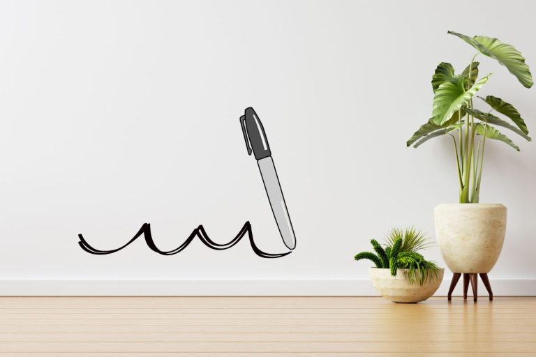 truc pour enlever du marqueur indélébile sur un mur blanc