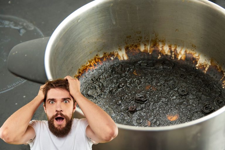 Astuce pour nettoyer le fond d'un chaudron brûlé et collé