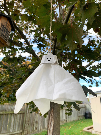 Fabriquer de petits fantômes en boite d'œuf