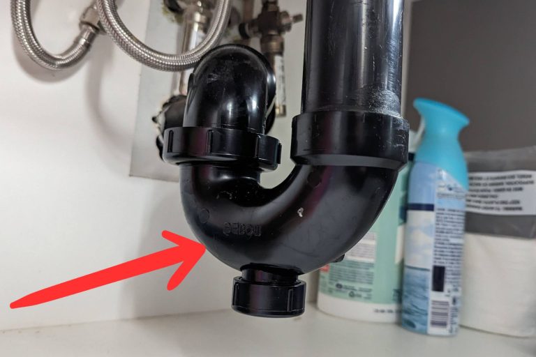 Les étapes pour démonter, nettoyer et déboucher un siphon de lavabo