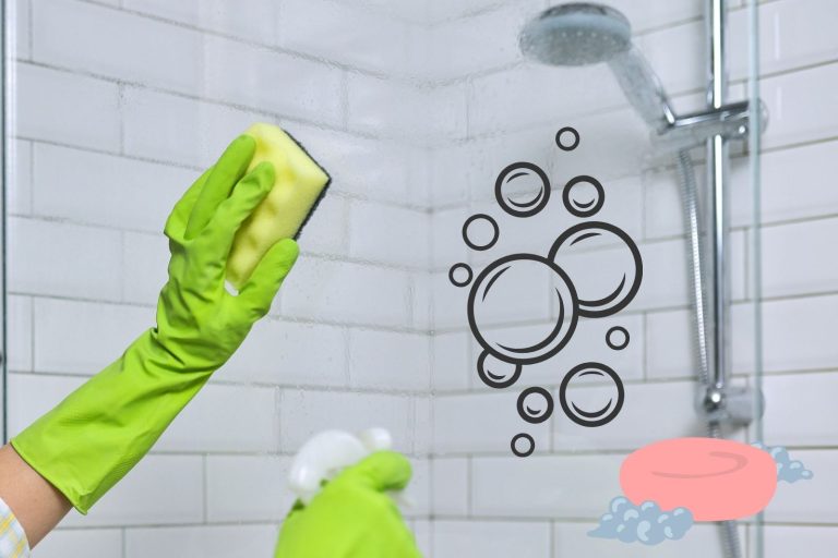 Astuce pour enlever les résidus de savon dans la douche en verre