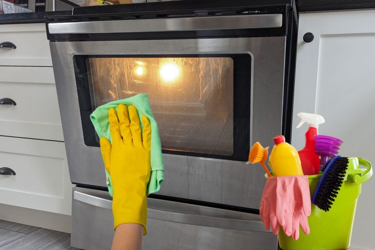 Le truc pour nettoyer entre les deux vitres du four