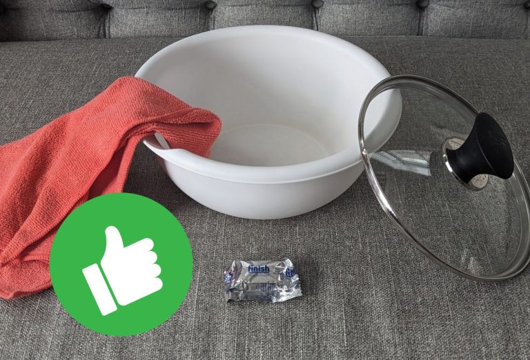 Laver un divan en tissu avec un couvercle de chaudron