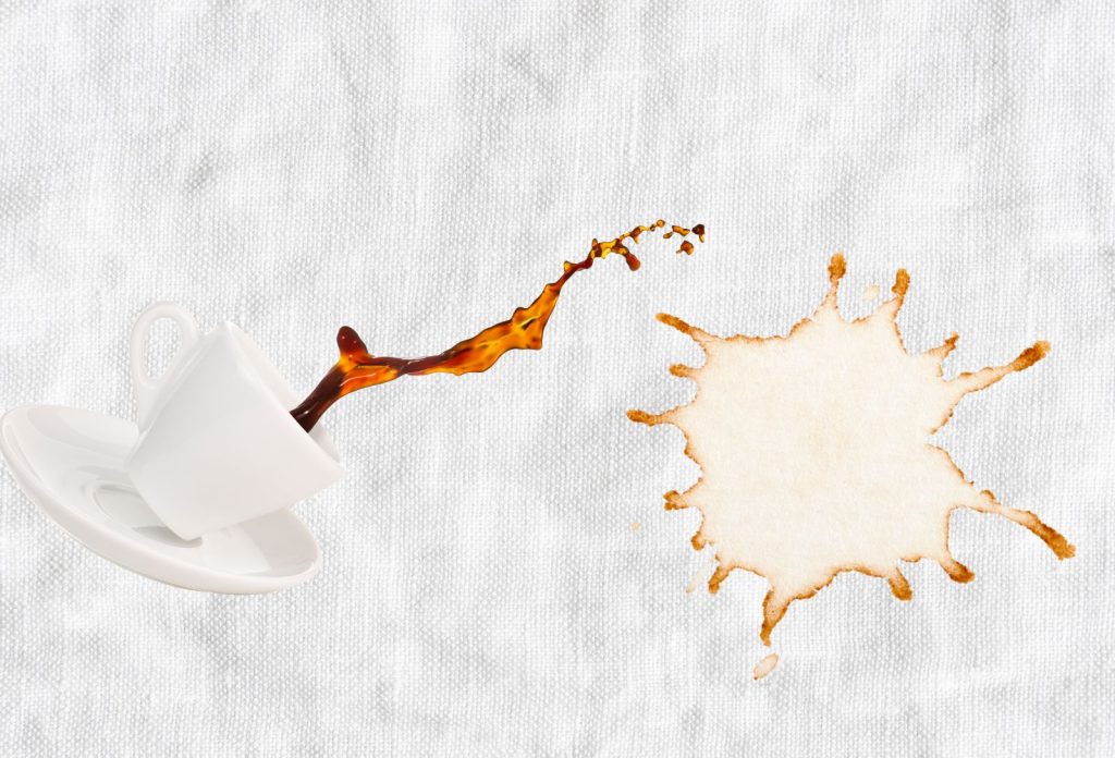 Enlever une tache de café incrustée : astuces simples et efficaces
